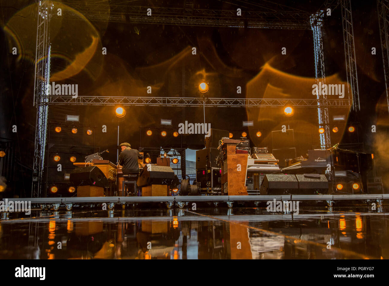 Danemark, copenhague - 11 août, 2018. Le musicien Allemand, pianiste et compositeur Nils Frahm effectue un concert live dans de fortes pluies au cours de la Danish Music Festival Festival 2018 Haven à Copenhague. (Photo crédit : Gonzales Photo - Thomas Rasmussen). Banque D'Images