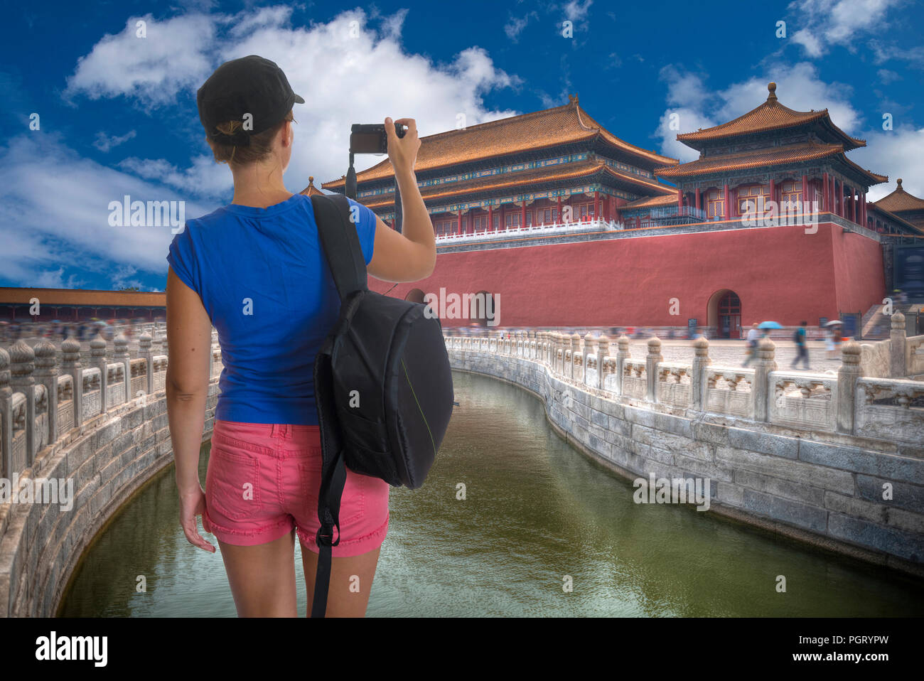 Voyages touristiques féminin à Pékin et prend tout sur l'appareil photo Banque D'Images