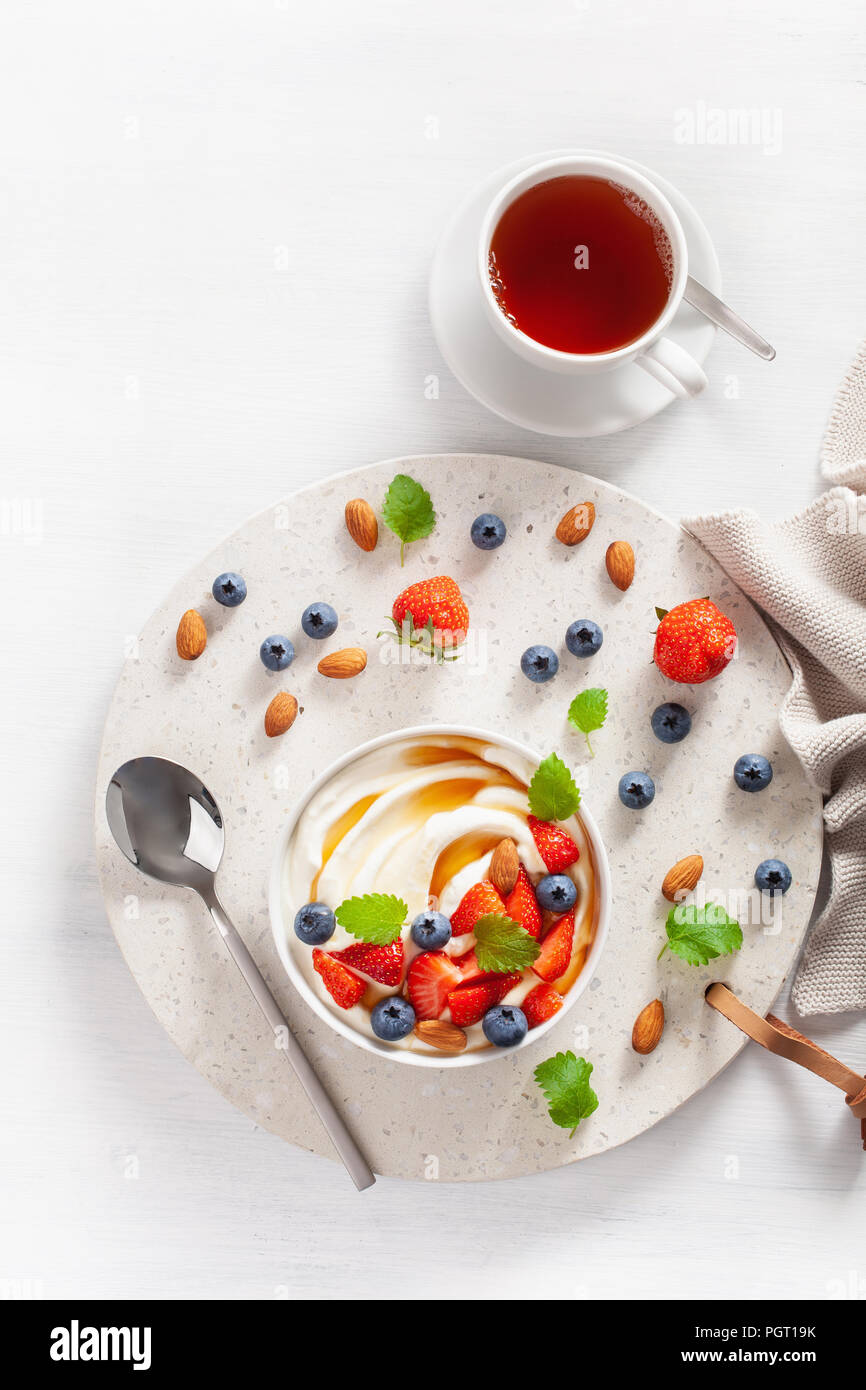 Du yaourt au miel et aux amandes myrtille fraise pour le petit déjeuner Banque D'Images