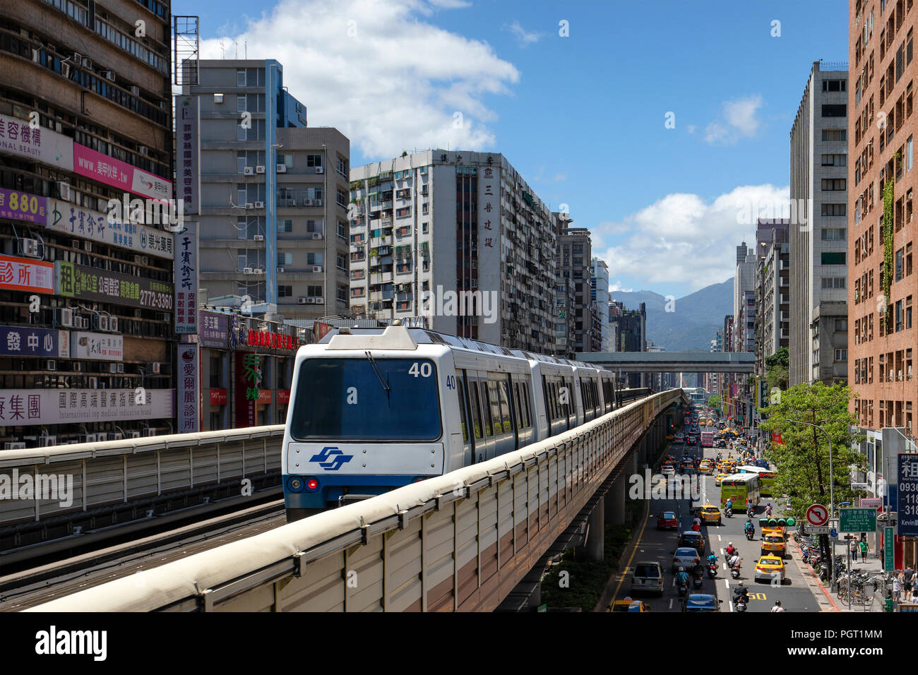 Un train sur le réseau de métro de Taipei lightrail quitte le Zhongxiao-Fuxing. Banque D'Images