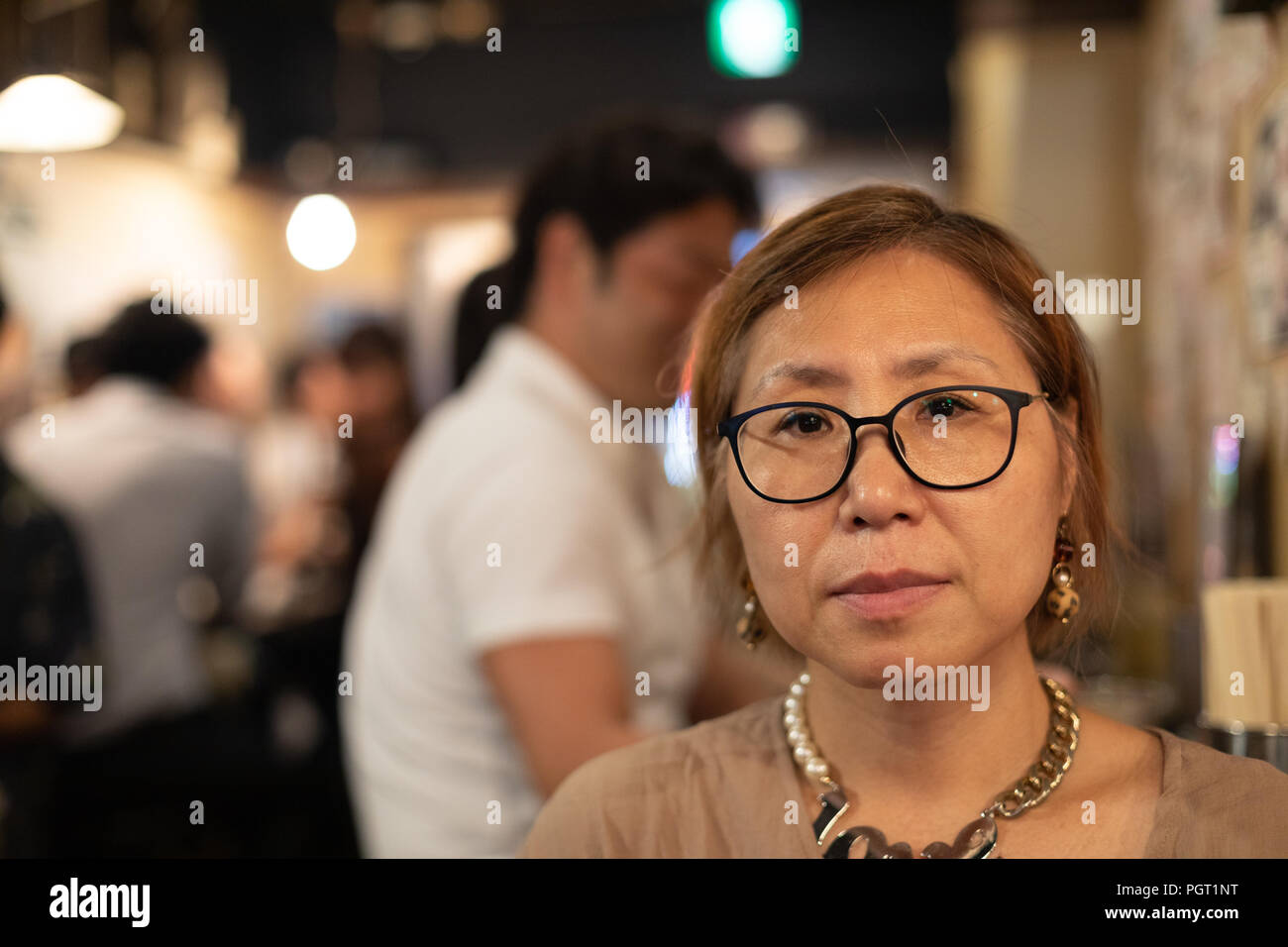 Portrait Chinois taïwanais femme assise dans un restaurant de Tokyo Banque D'Images