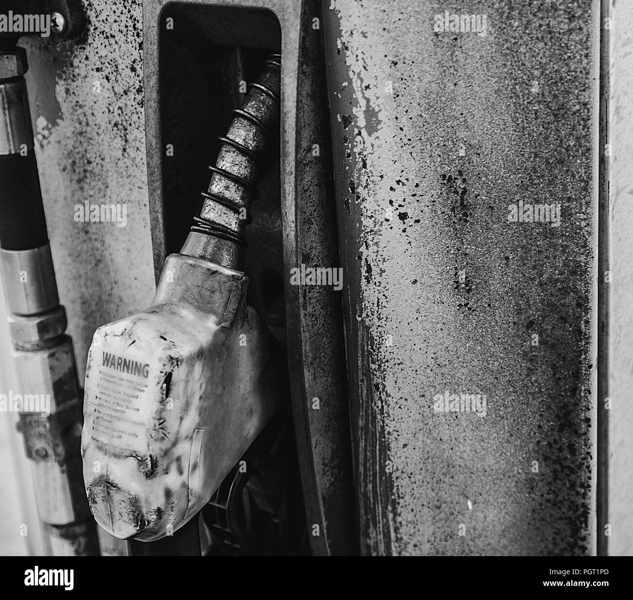 Une vieille pompe à essence rouillés abandonnés à une station de gaz Banque D'Images