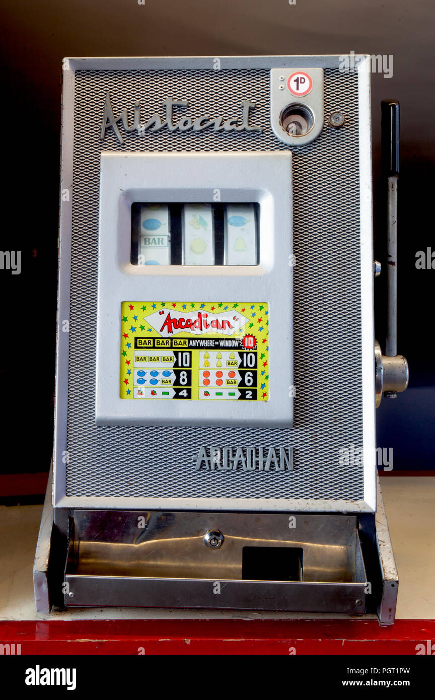 Arcadian Aristocrat Vintage bandit manchot fruit slot machines, pre-virgule arcade vieux penny coin operated attraction, UK Banque D'Images