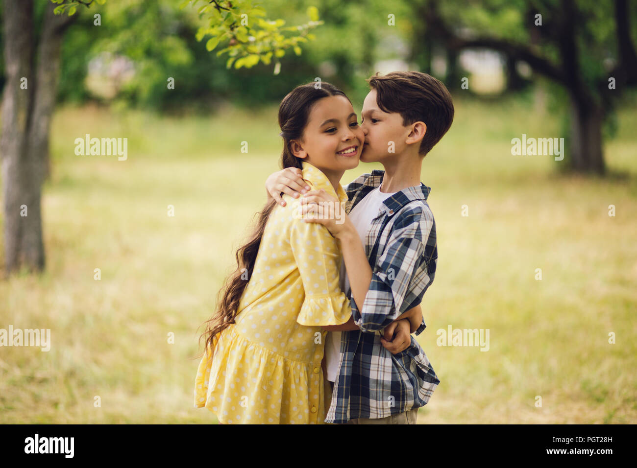 Little Boy kissing girl. Banque D'Images
