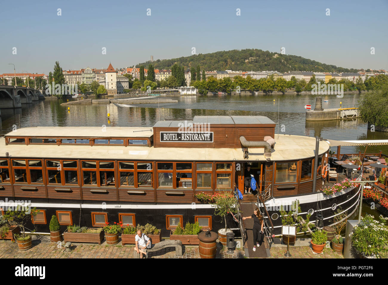 Vue paysage du restaurant de l'hôtel flottant "Botel Matylda', qui est amarré sur la rivière Vltava, dans le centre de Prague. Banque D'Images