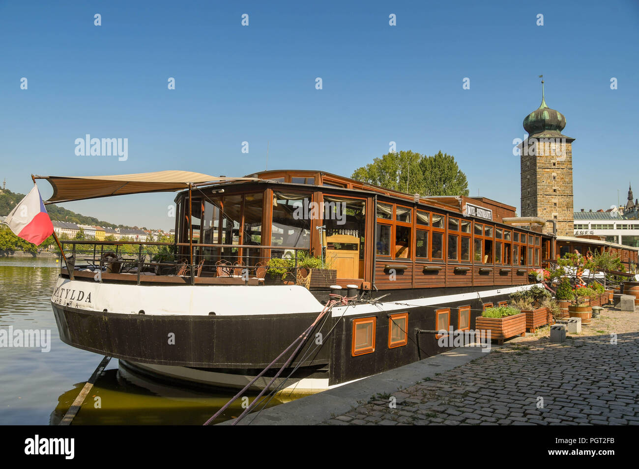 L'hôtel flottant "Botel Matylda' qui est amarré sur la rivière Vltava, dans le centre de Prague. Banque D'Images