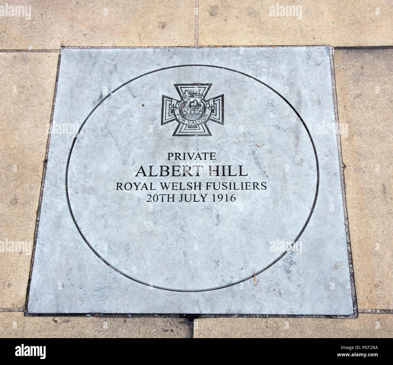 Plaque au pied de Manchester en Angleterre war memorial montrant Croix de Victoria attribuées' Albert Hill Royal Welsh Fusiliers 20 Juillet 1916 Banque D'Images