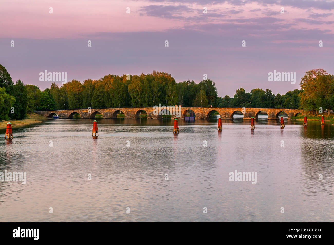 La plus longue de la Suède stone arch bridge peuvent être trouvés à Karlstad. Avec ses 168 mètres et douze travées. Banque D'Images