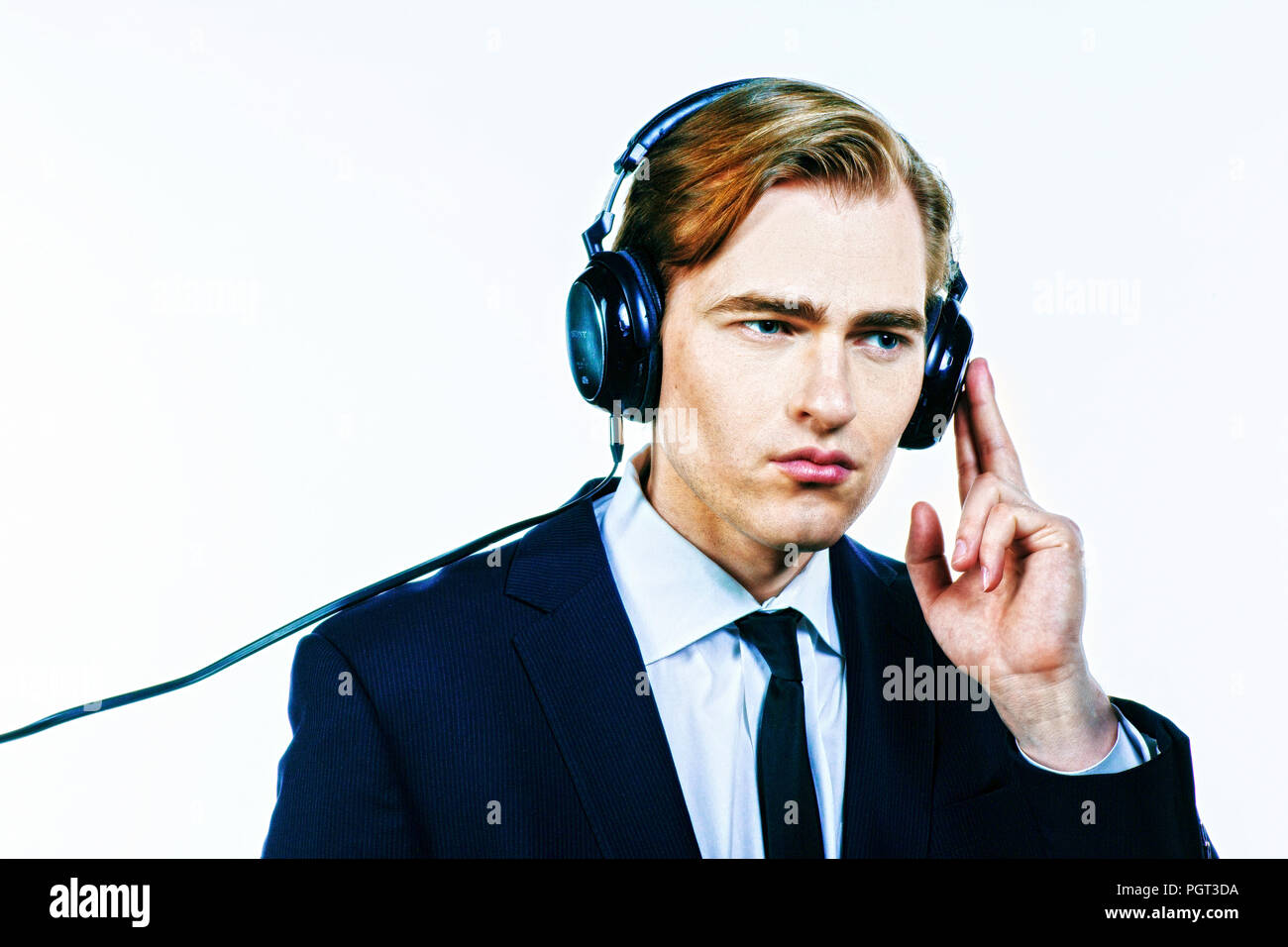 Man listening to music on headphones, isolated on white background studio Banque D'Images