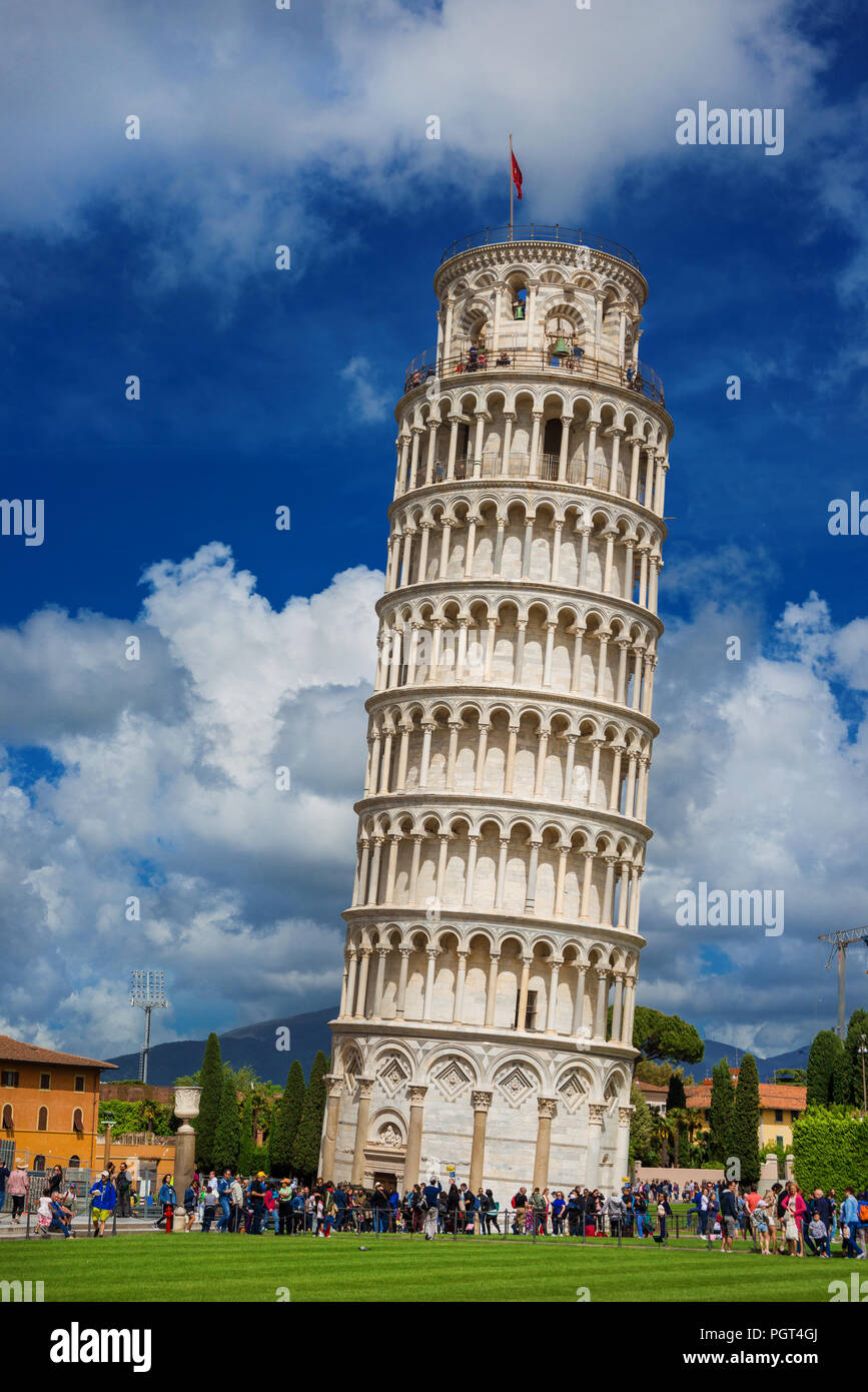 Sites touristiques de la Toscane. Les touristes visiter la célèbre tour penchée de Pise sur la Piazza dei Miracoli Banque D'Images