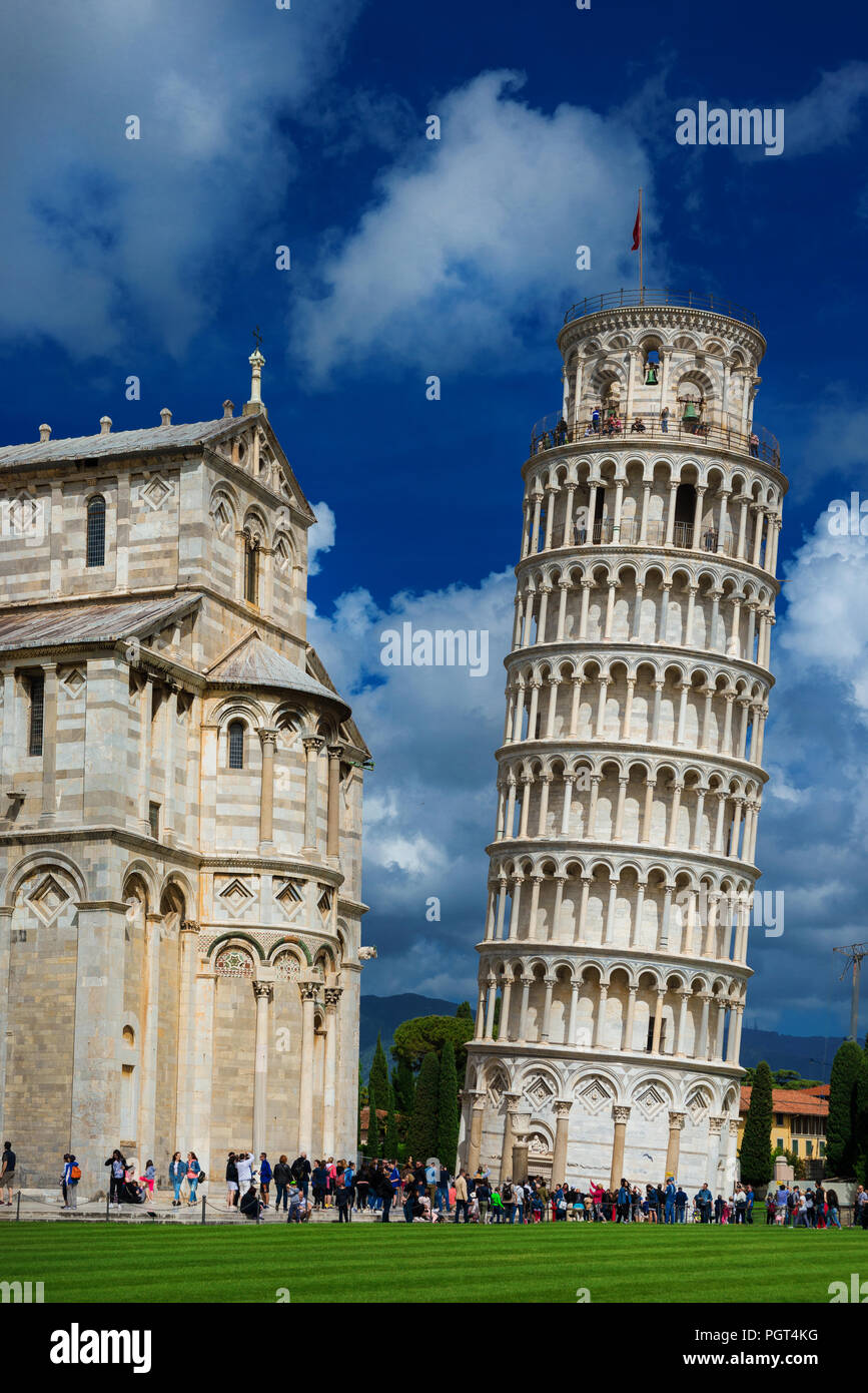 Sites touristiques de la Toscane. Les touristes visiter la célèbre tour penchée de Pise sur la Piazza dei Miracoli Banque D'Images