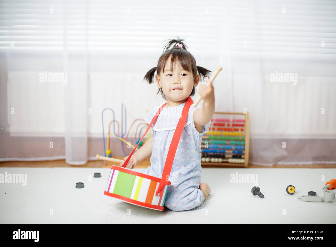 Jeu De Fille De Bebe A La Maison Du Tambour Photo Stock Alamy