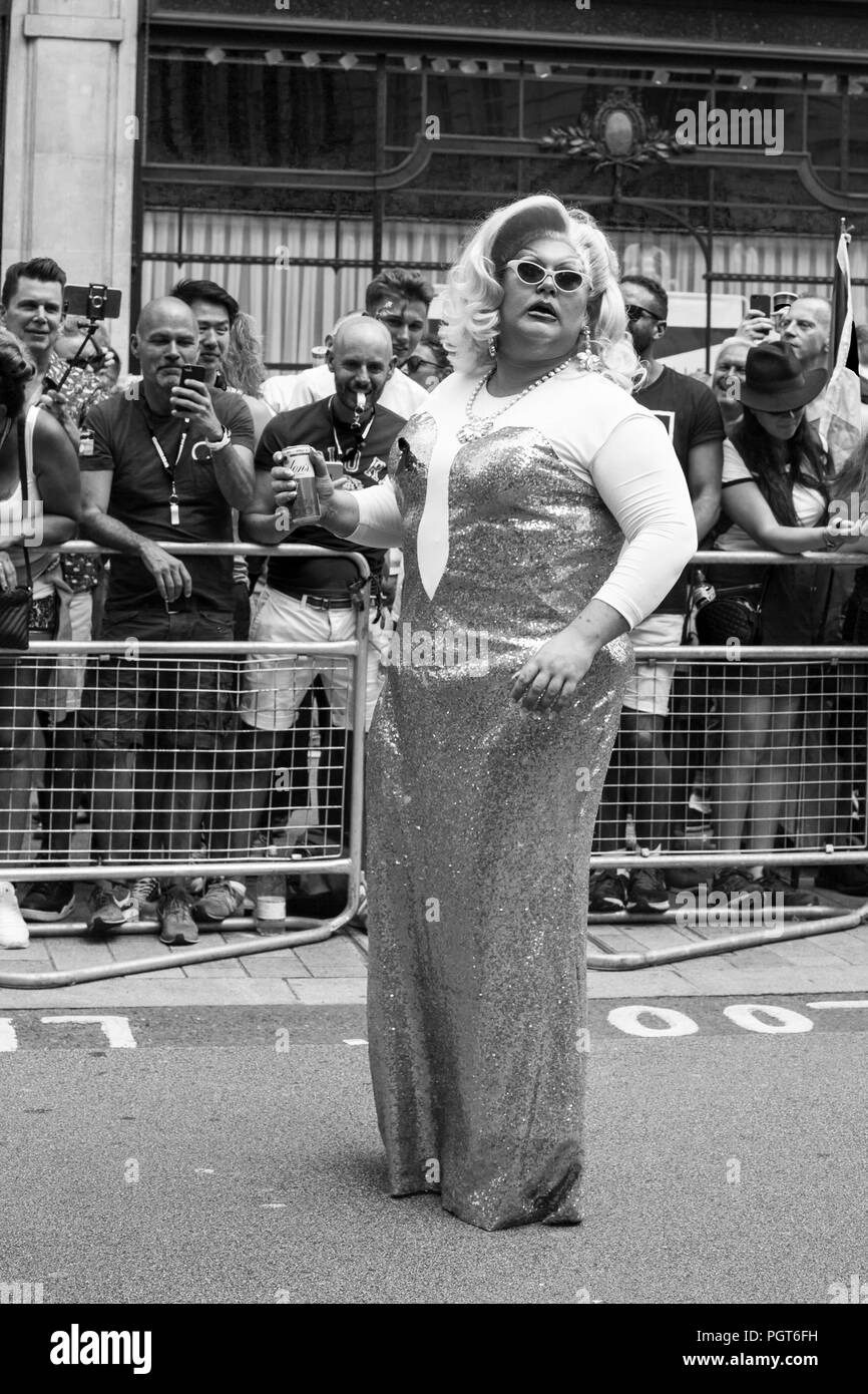 Drag Queen pose avec un verre dans sa main à la Pride Parade Banque D'Images