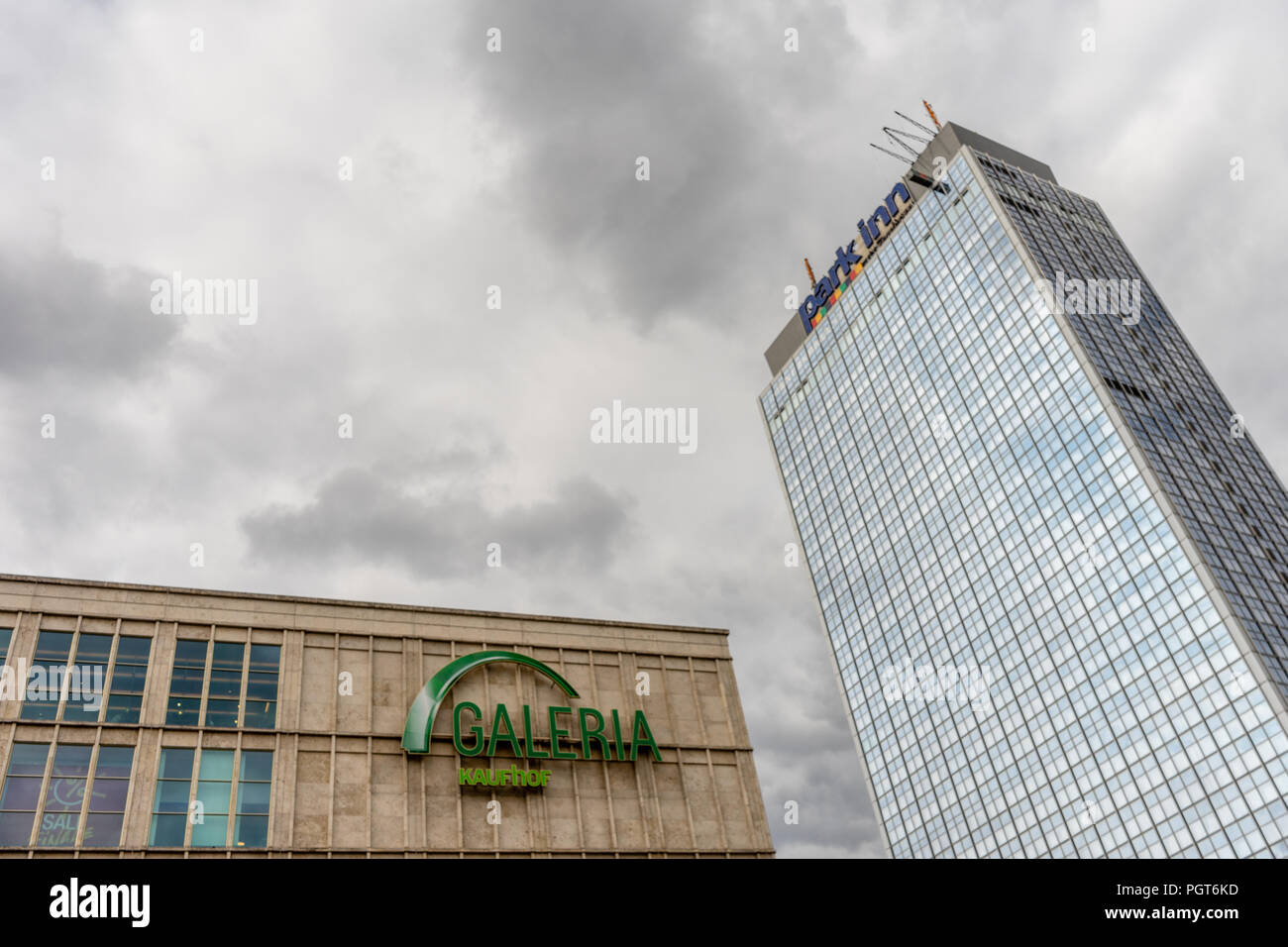 Résumé sur la place Alexanderplatz avec la Galeria Kaufhof et l'hôtel Park Inn, Berlin, Allemagne Banque D'Images