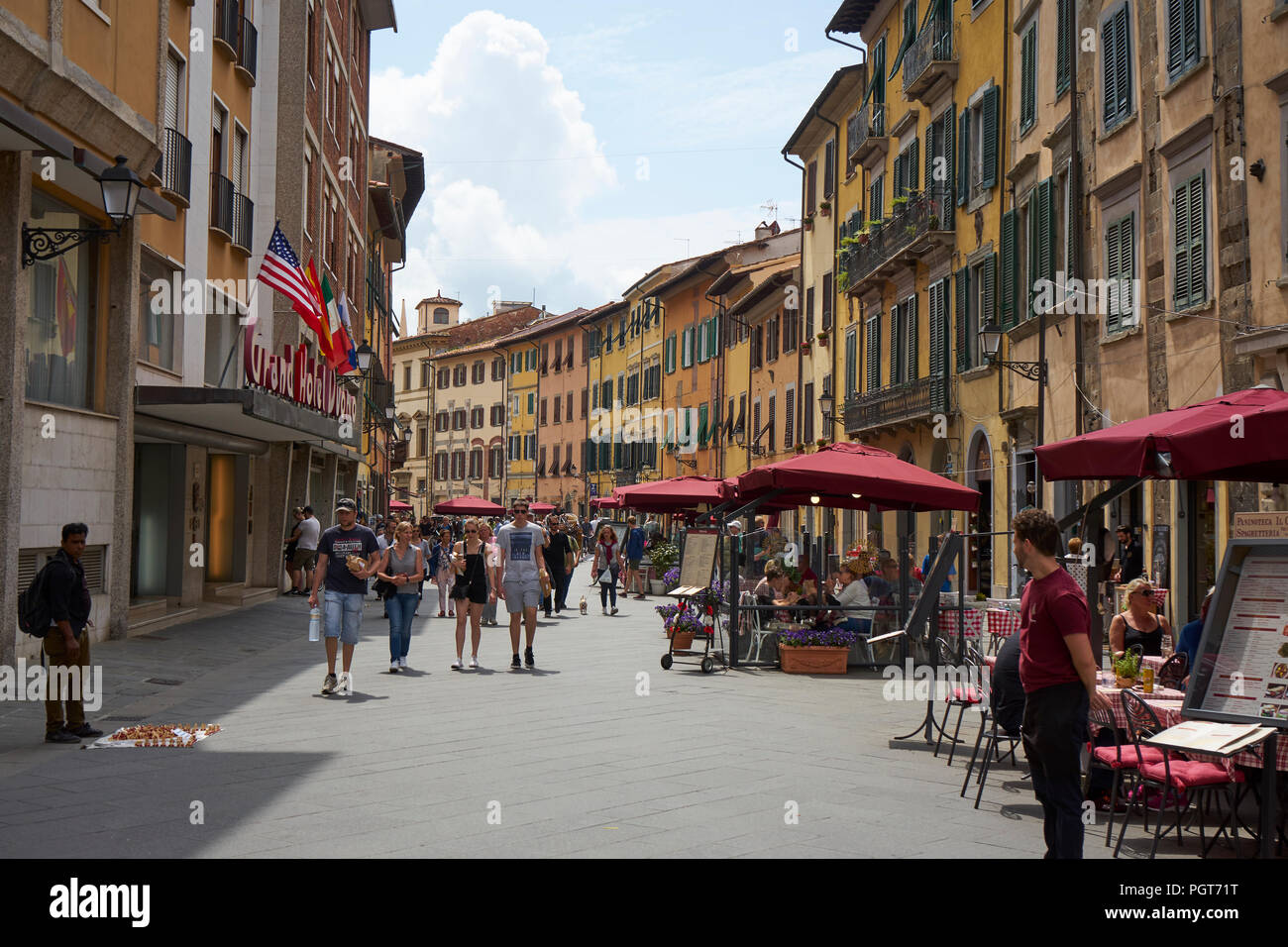 Pisa / Toscane / Italie / Mai 2018 : ventes et les serveurs d'attendre pour les nombreux touristes présents dans la ville Banque D'Images
