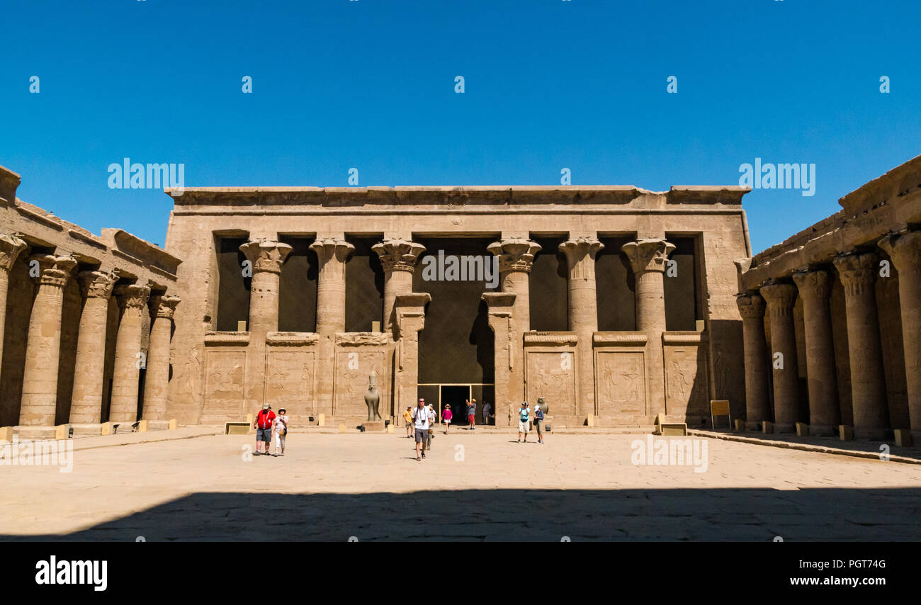 Les touristes en cour d'offres cour intérieure, Temple d'Edfou, Edgu, Egypte, Afrique du Sud Banque D'Images