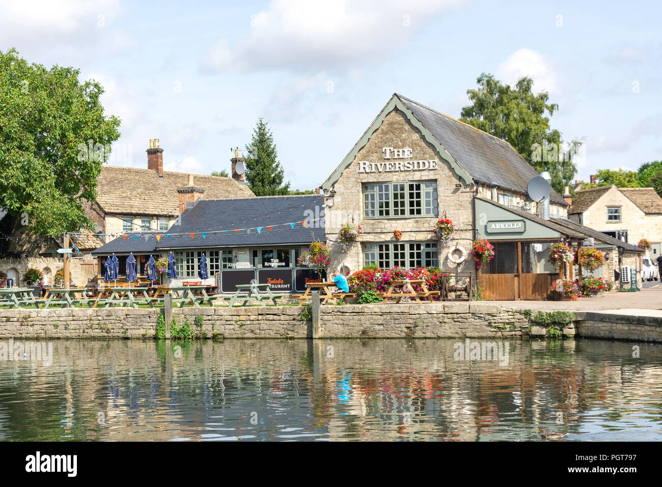 Le Riverside bar et restaurant, Lechlade-on-Thames, Gloucestershire, Angleterre, Royaume-Uni Banque D'Images