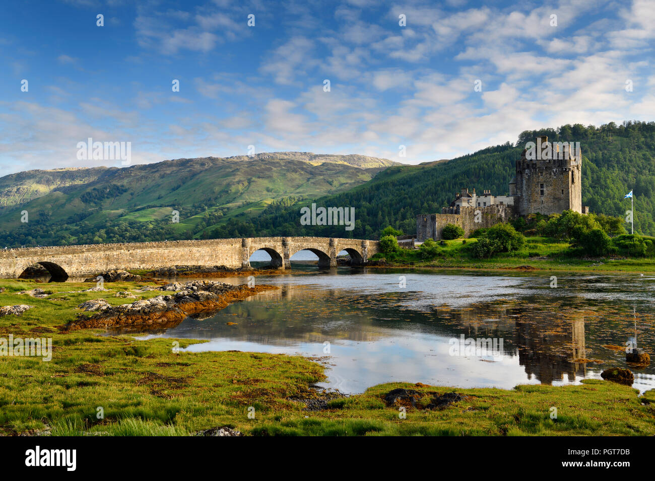 Lumière du soir sur le château d'Eilean Donan restauré avec une arche la passerelle vers l'île en Scottish Highlands Scotland UK Banque D'Images