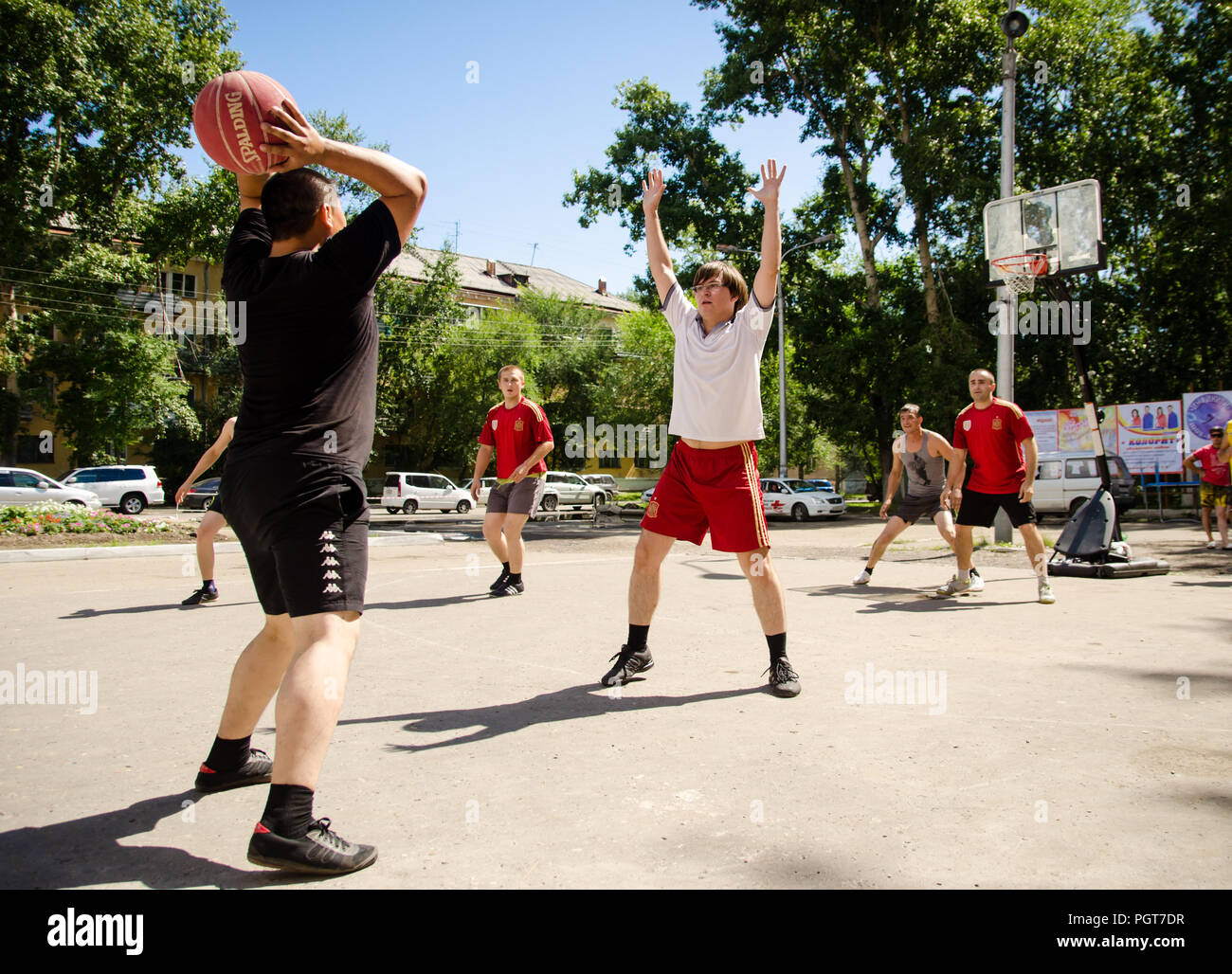 Komsomolsk-sur-l'amour, Russie, 1 août 2015. La journée des chemins de. Les jeunes hommes jouent au basket-ball amateur en été. Point faible le tournage Banque D'Images