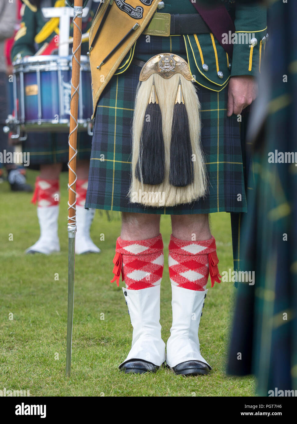 La collecte, l'Écosse Lonach - Aug 25, 2018 : un tambour-major avec sa pipe band à la Lonach Gathering en Ecosse Banque D'Images