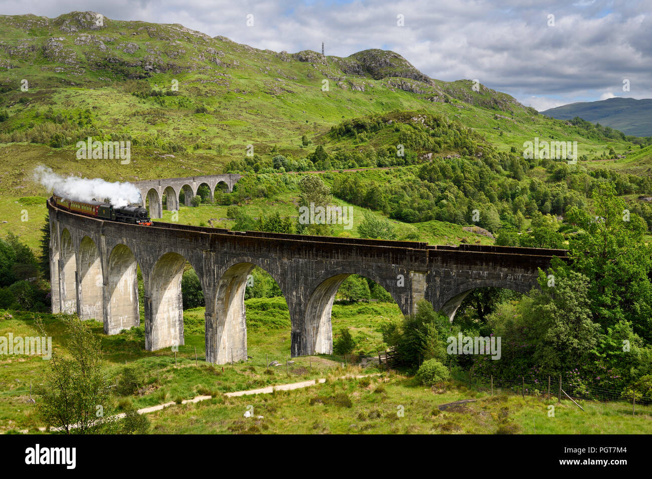 Patrimoine canadien au charbon Jacobite Train à vapeur viaduc de Glenfinnan dans les Highlands écossais Lochaber Ecosse Royaume-Uni Banque D'Images