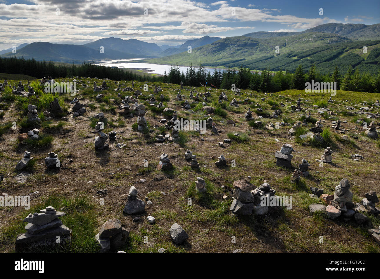 Des cairns sur l'autoroute A87 à Loch Loyne avec Spidean Mialach à gauche et une Mhaim Creag des hautes terres de l'Écosse droit UK Banque D'Images