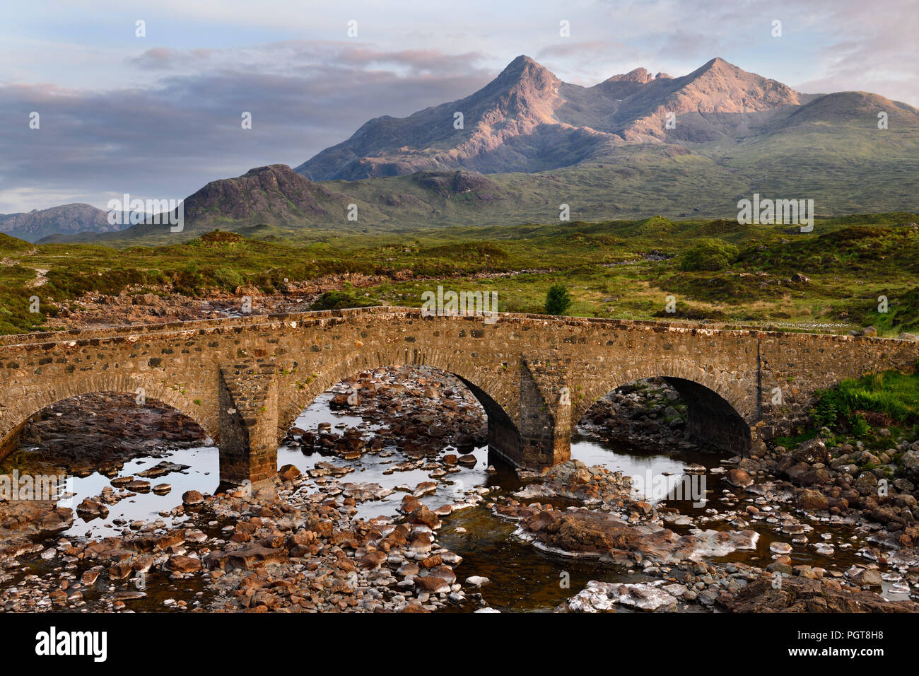 Vieux Pont sur la rivière Sligachan Sligachan avec Sgurr nan Gillean sommet de montagnes Cuillin noires avec last sunset light Scottish Highlands Ecosse Banque D'Images