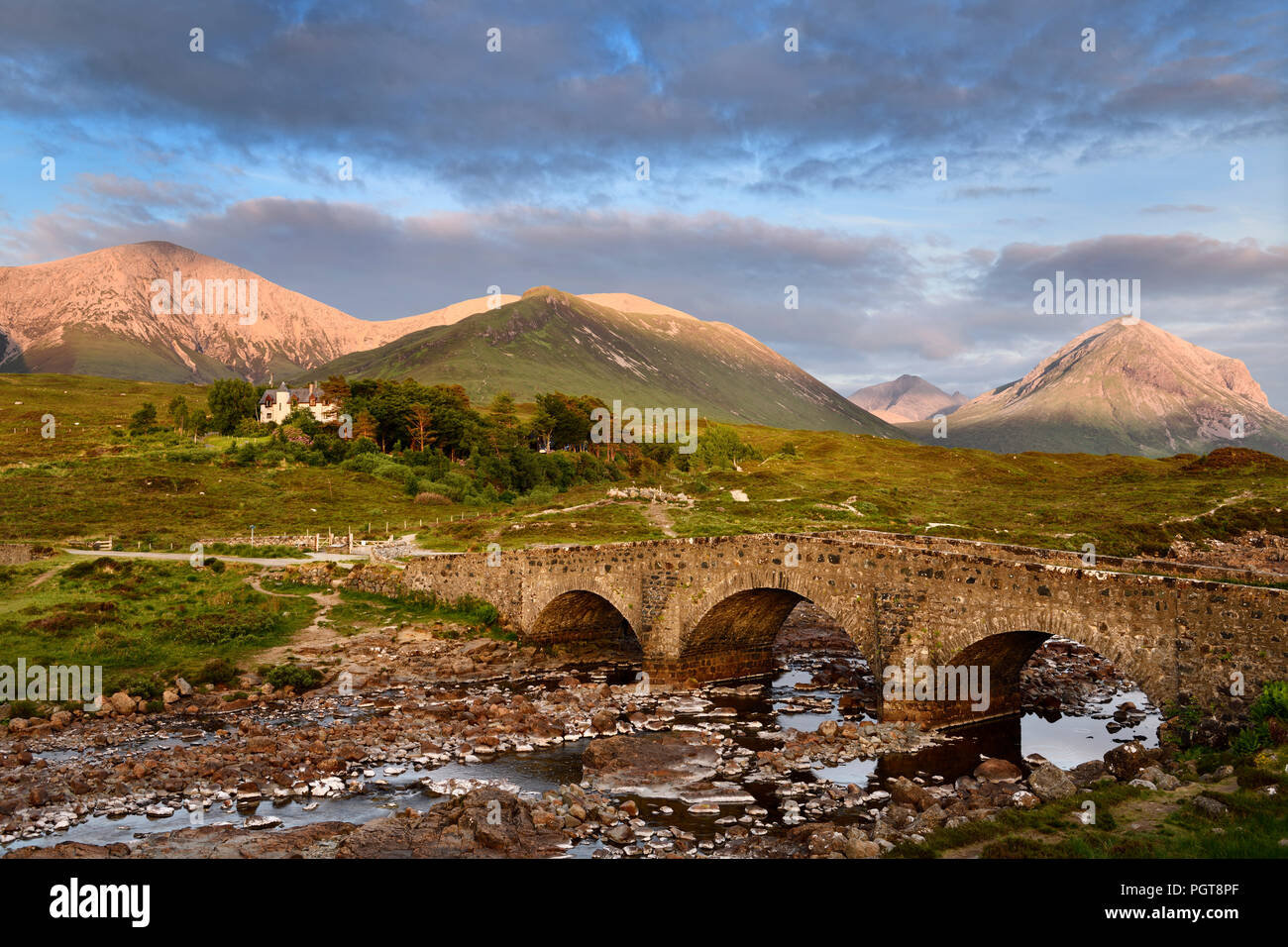 Sligachan Vieux Pont de pierre sur la rivière Sligachan avec Beinn Dearg Mhor et Marsco sommet de montagnes Cuillin rouges au coucher du soleil Ile de Skye Scotland UK Banque D'Images