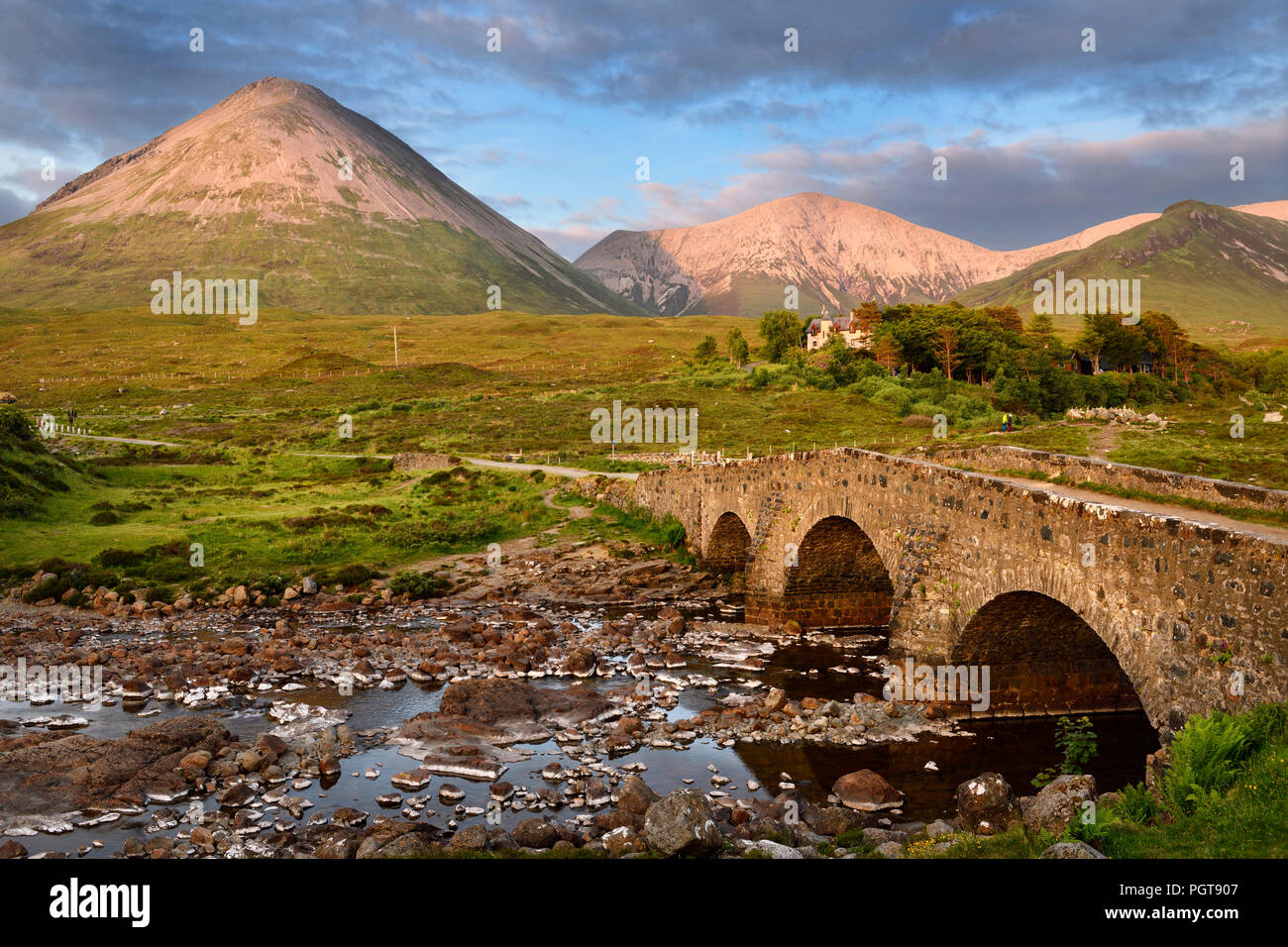 Sligachan Vieux Pont de pierre sur la rivière Sligachan avec Glamaig et Beinn Dearg Mhor sommets de montagnes Cuillin rouges au coucher du soleil Ile de Skye Scotland UK Banque D'Images