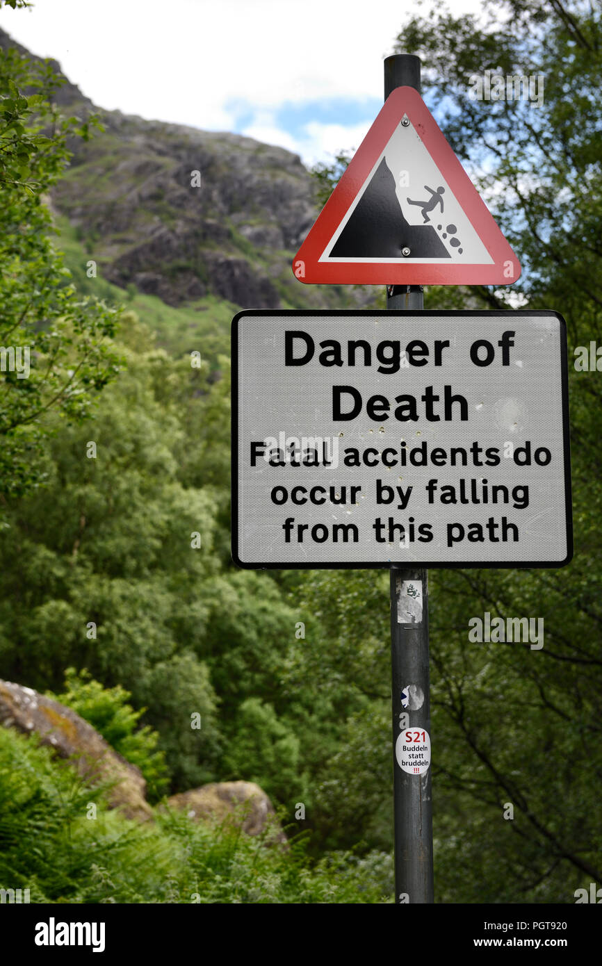 Poteau de signalisation à gorge Steall au pied de la montagne Ben Nevis sur le sentier de la cascade Steall montrant danger de mort de chutes mortelles Scotland UK Banque D'Images