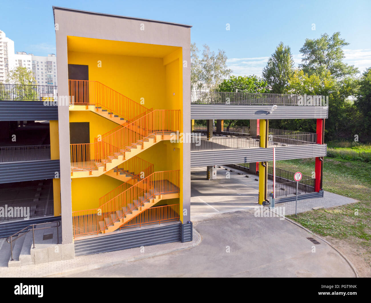 Escalier de sortie de secours avec des murs jaunes garage nouvellement construit. Banque D'Images