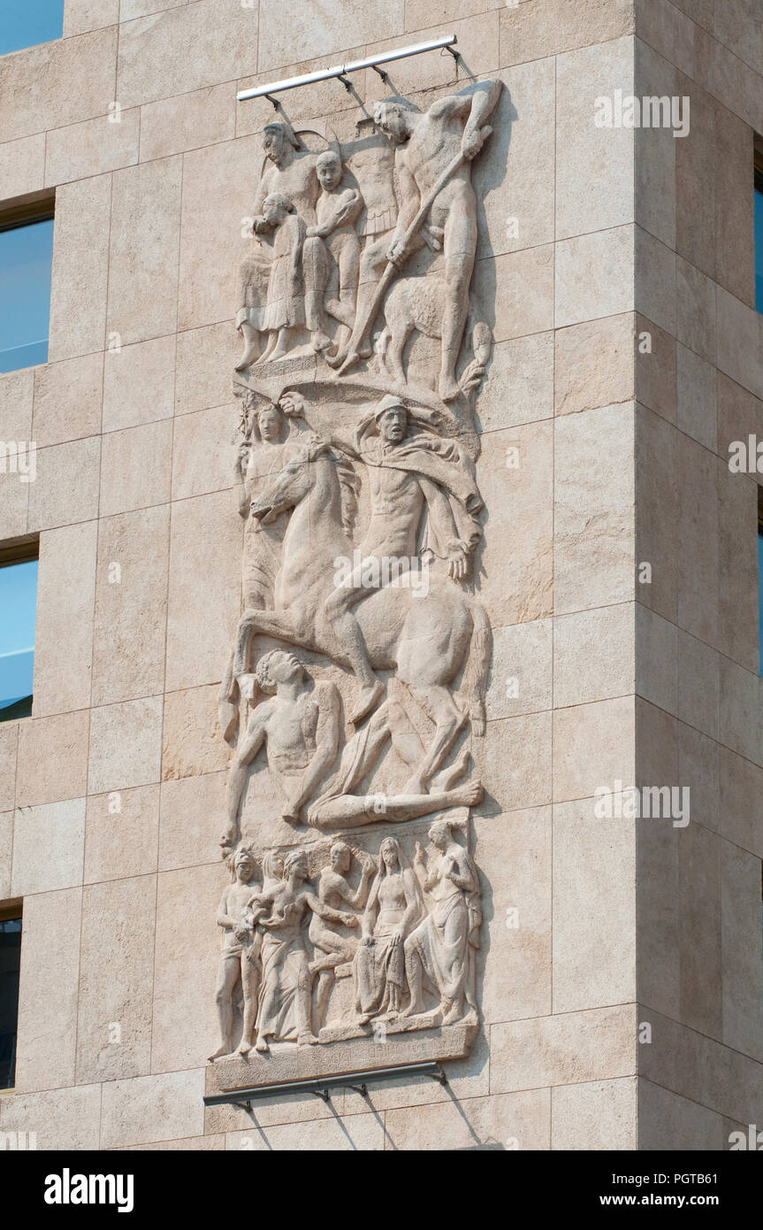 L'Italie, Lombardie, Milan, Piazza San Babila Square, Palazzo del Toro Palace, Basse Relief par Gigi Supino faite en 1937 Banque D'Images