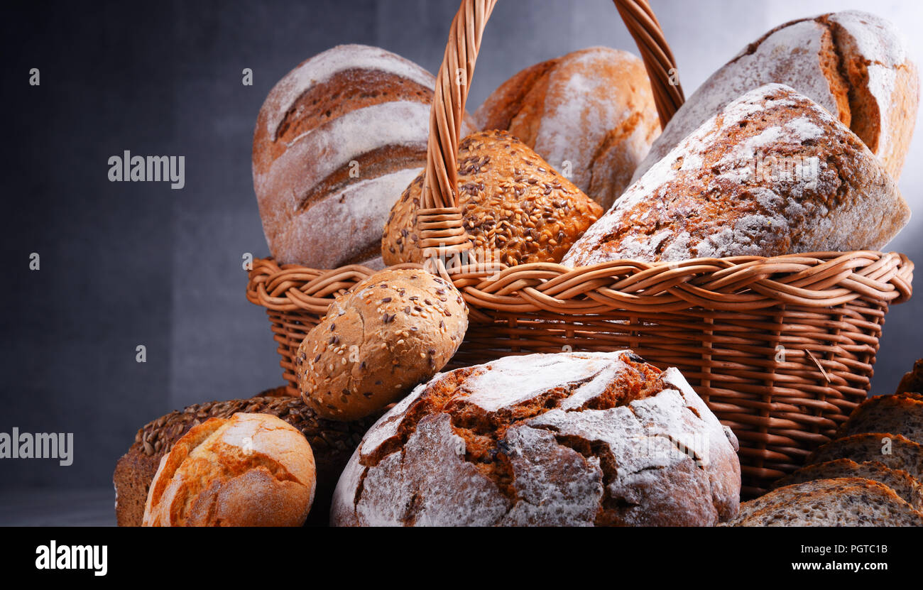 La composition avec un assortiment de produits de boulangerie dans panier en osier Banque D'Images