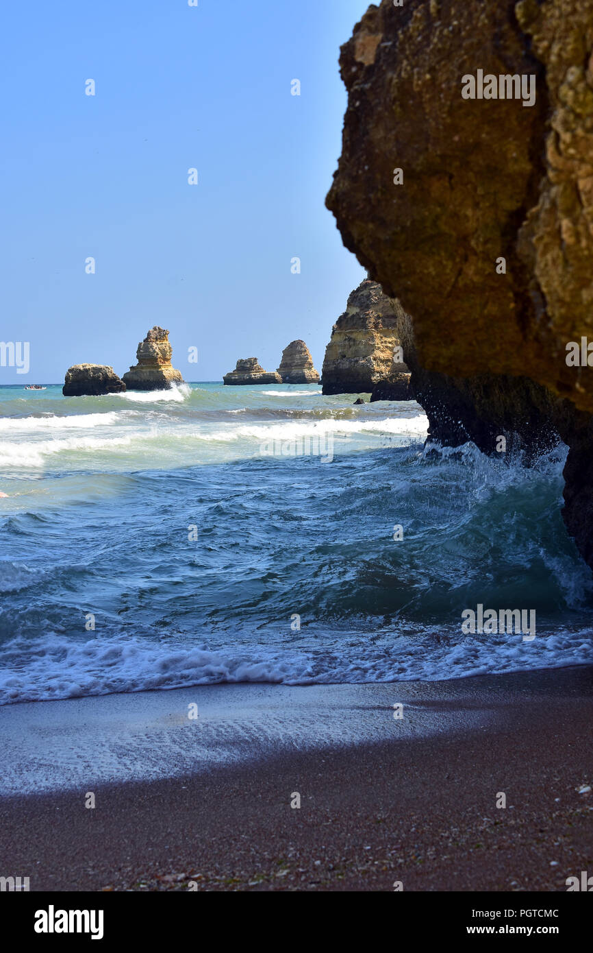 Formations rocheuses dans la plage de Dona Ana au Portugal Banque D'Images