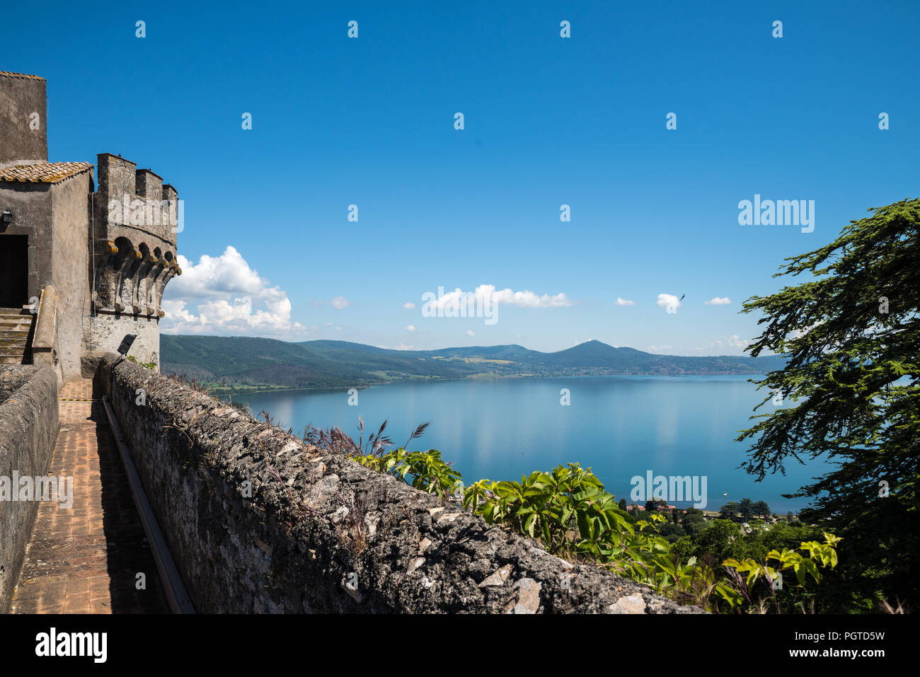 Vue panoramique sur le lac de Bracciano, Frascati, Monte di Rocca Romana, du mâchicoulis du Château Odescalchi à Bracciano, lazio, Italie Banque D'Images