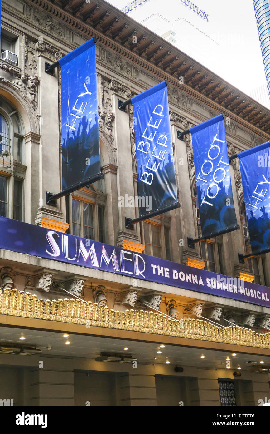 Les enseignes et bannières sur la façade du Théâtre Musical de Donna Summer, Times Square, New York, USA Banque D'Images