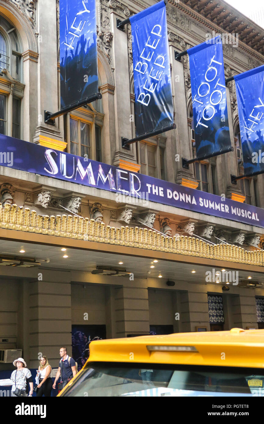 Les enseignes et bannières sur la façade du Théâtre Musical de Donna Summer, Times Square, New York, USA Banque D'Images