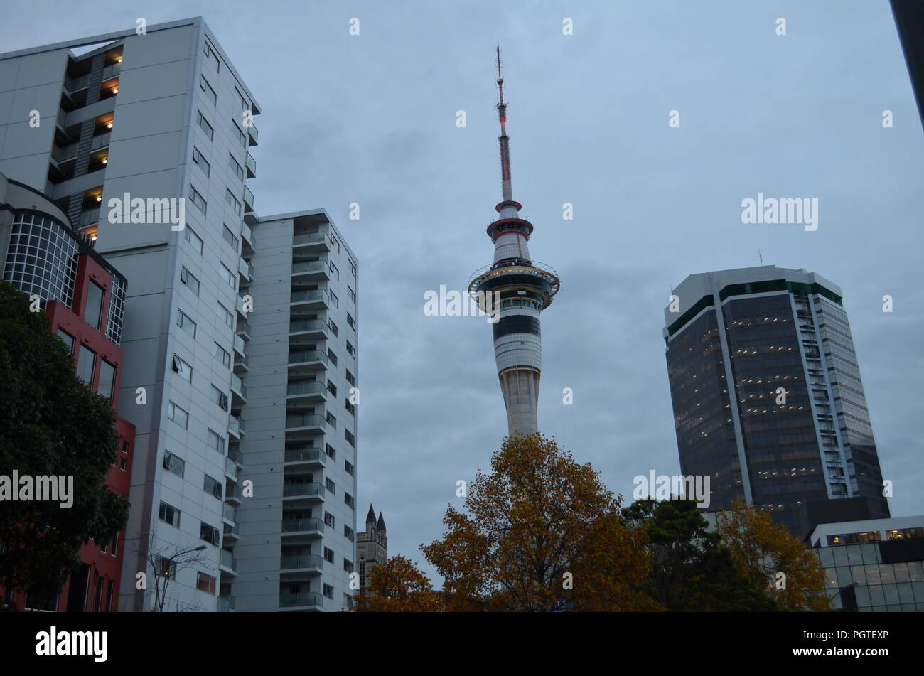 Auckland skytower en automne avec ciel nuageux Banque D'Images