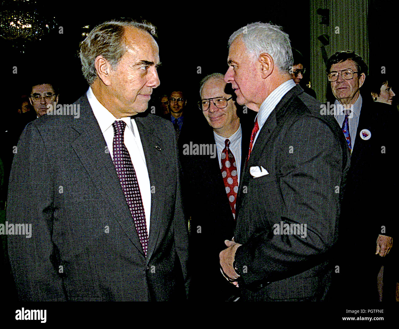 Washington DC., USA, 8 décembre 1994, le président William Jefferson Clinton signe l'Accord de libre-échange nord-américain. L-R Le Sénateur Bob Dole, Président de la Chambre Tom Foley après la cérémonie de signature à l'OEA. Credit : Mark Reinstein /MediaPunch Banque D'Images