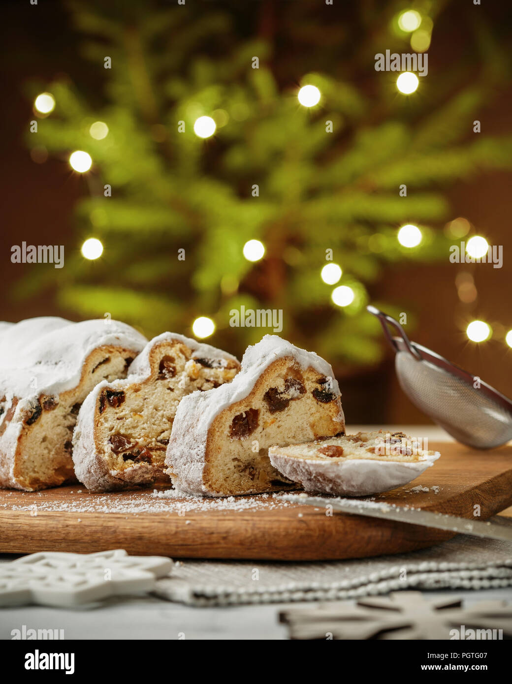 Stollen De Noel Allemand Traditionnel Gateau De Levure Avec Des Raisins Sur La Table Sapin Lumieres Sur L Arriere Plan Flou Photo Stock Alamy
