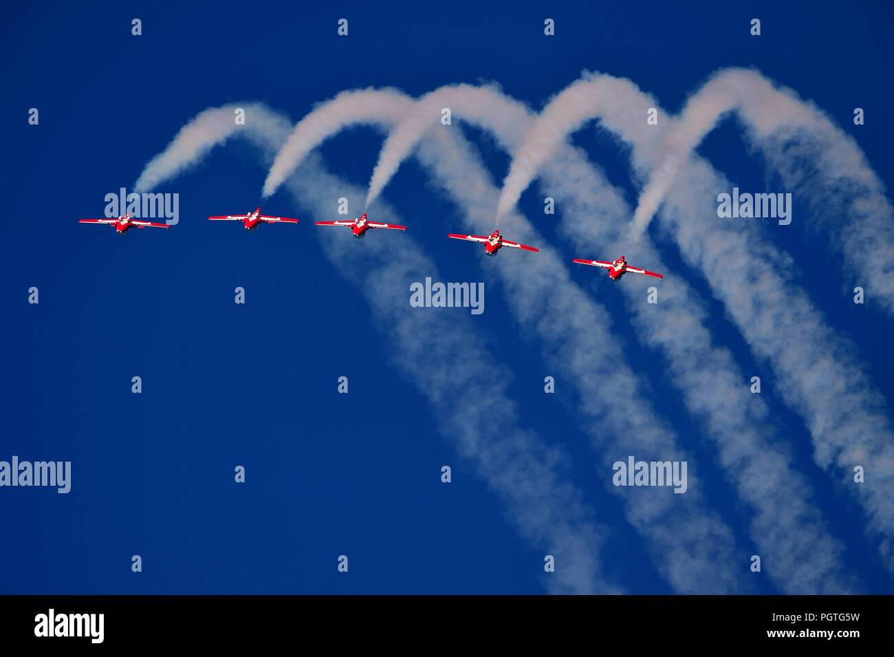 Les Forces canadiennes Le 431e Escadron de démonstration aérienne Vol en formation dans le cadre d'un salon sur le port de Nanaimo sur l'île de Vancouver, Colombie-Britannique CA Banque D'Images