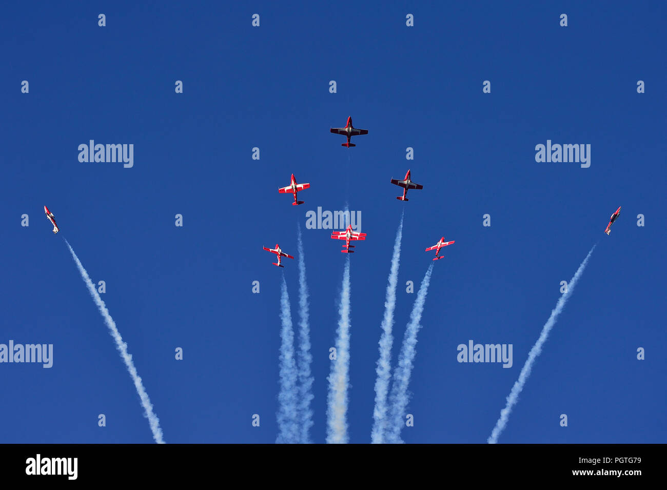 Les Forces canadiennes Le 431e Escadron de démonstration aérienne volant dans une acrobatie aérienne manuver dans le cadre d'un salon sur le port de Nanaimo sur l'île de Vancouver, British Banque D'Images