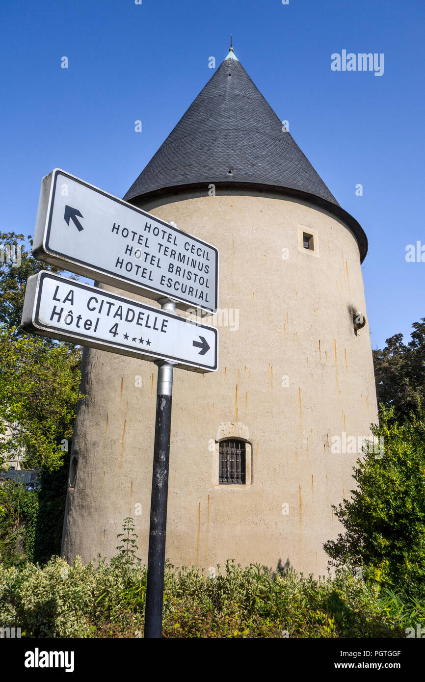 Tour camoufle, 15e siècle la tour d'artillerie cylindrique dans la ville Metz, Moselle, Lorraine, France Banque D'Images