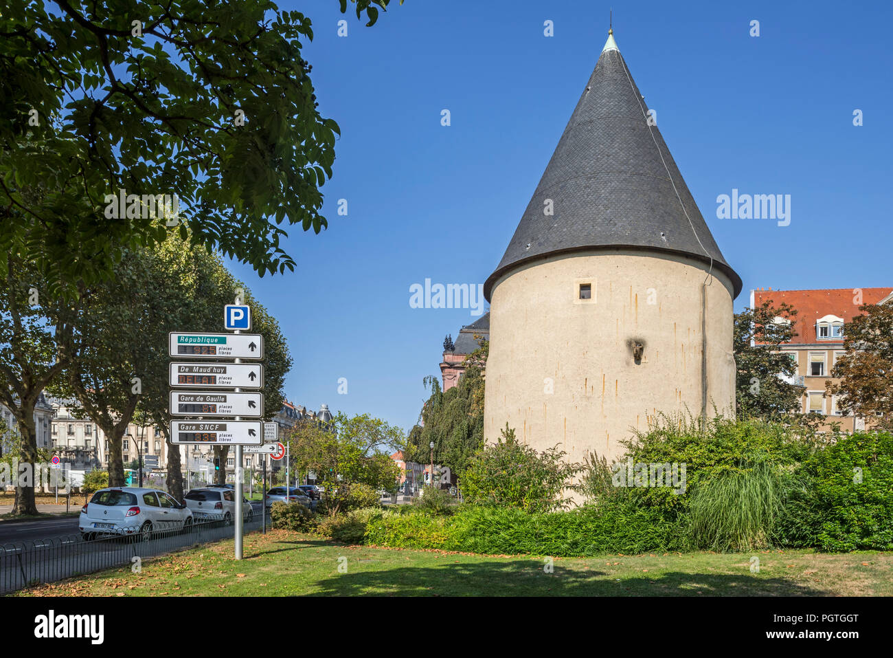 Tour camoufle, 15e siècle la tour d'artillerie cylindrique dans la ville Metz, Moselle, Lorraine, France Banque D'Images