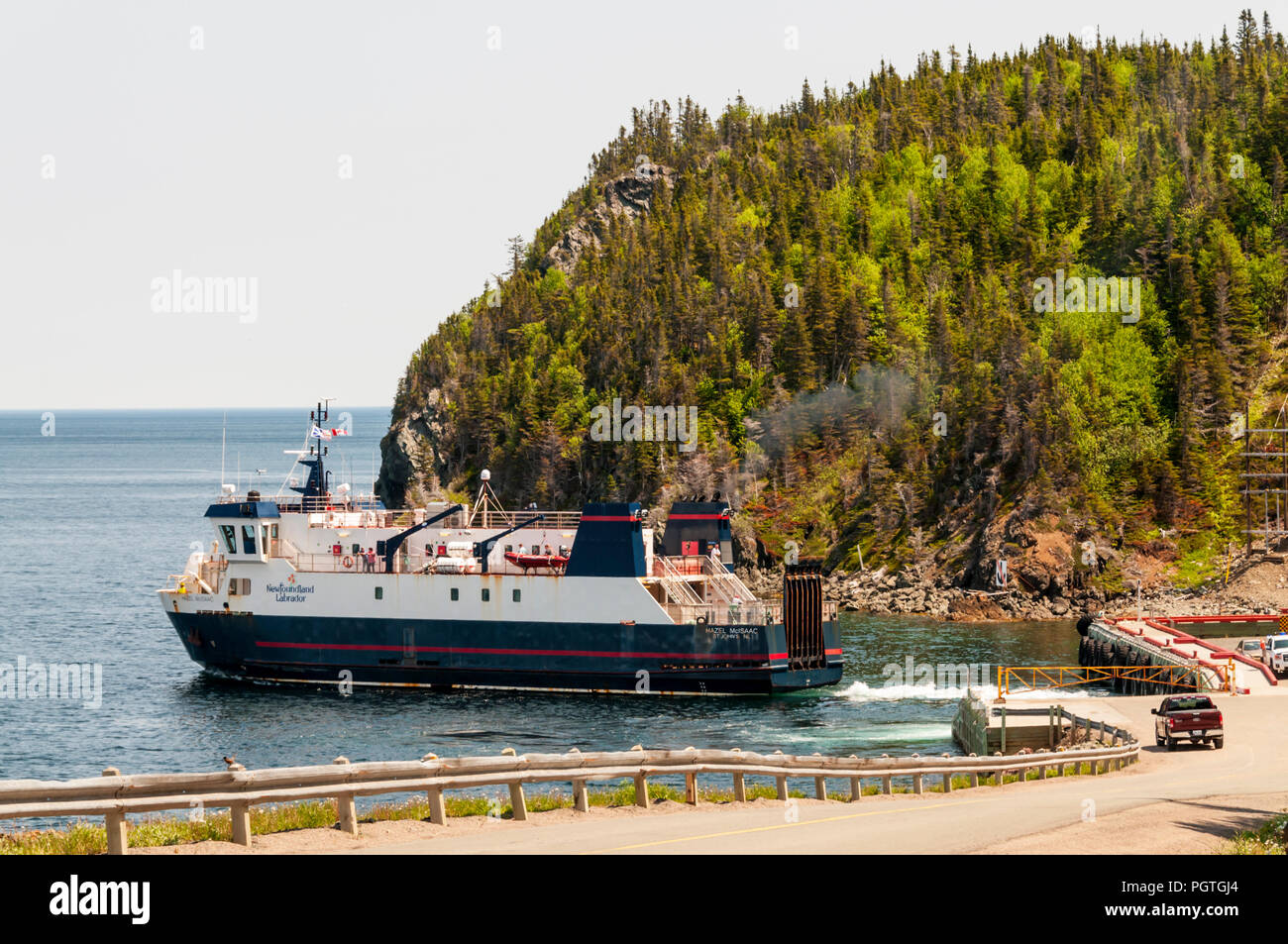 Le MV Hazel McIsaac de car-ferry pour l'île Pilley laissant 5 minutes de voyage à Long Island à Terre-Neuve's Green Bay. Banque D'Images