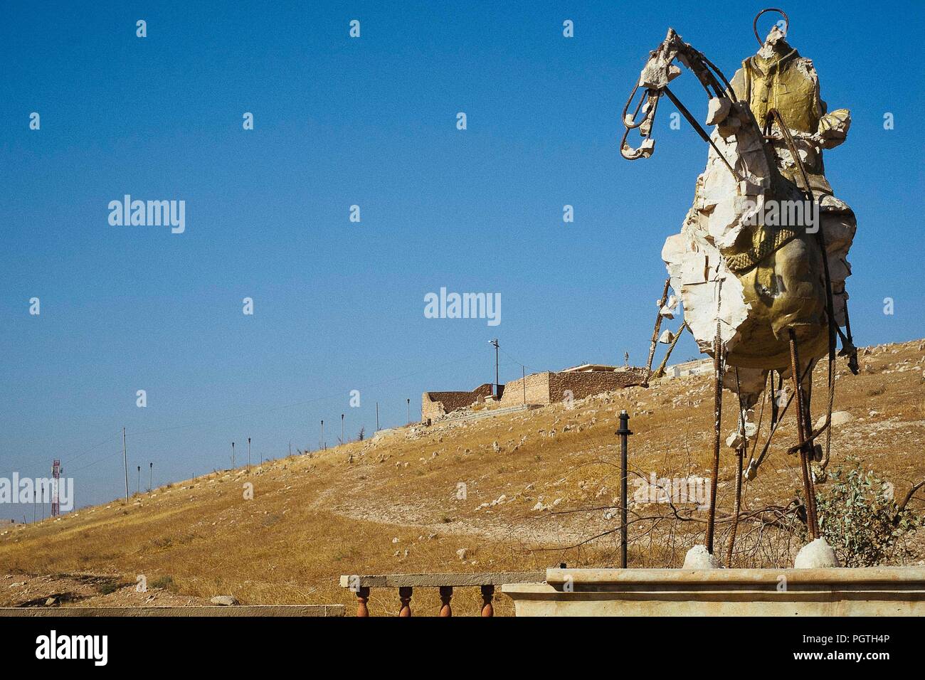 Détruit une statue équestre à Qaraqosh, la ville chrétienne détruit par ISIS Banque D'Images