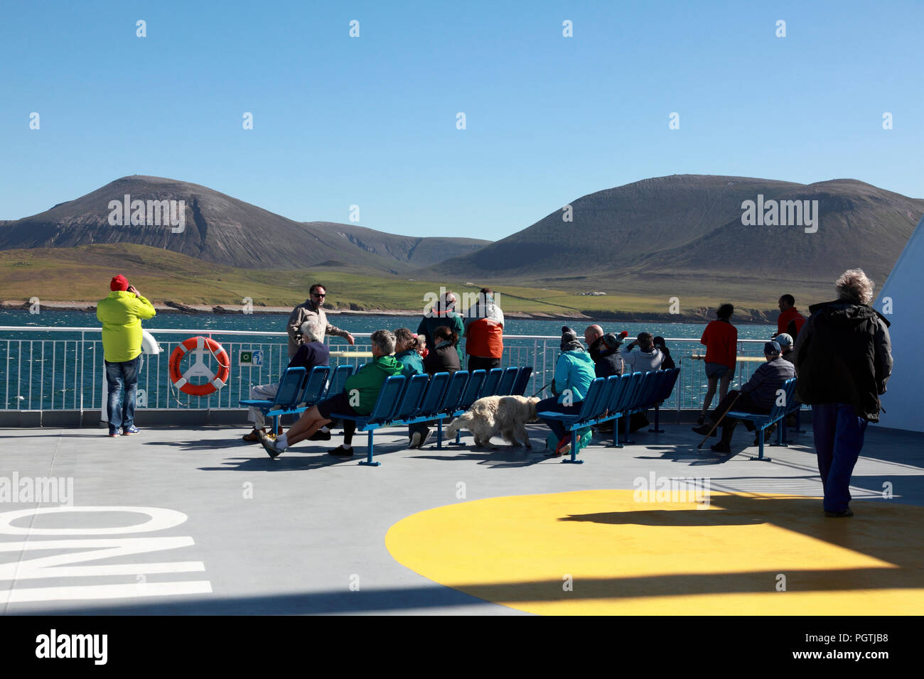 Le MV Northlink Hamnavoe passant le Cuilags, hills sur l'île de Hoy, Orkney, Scotland Banque D'Images