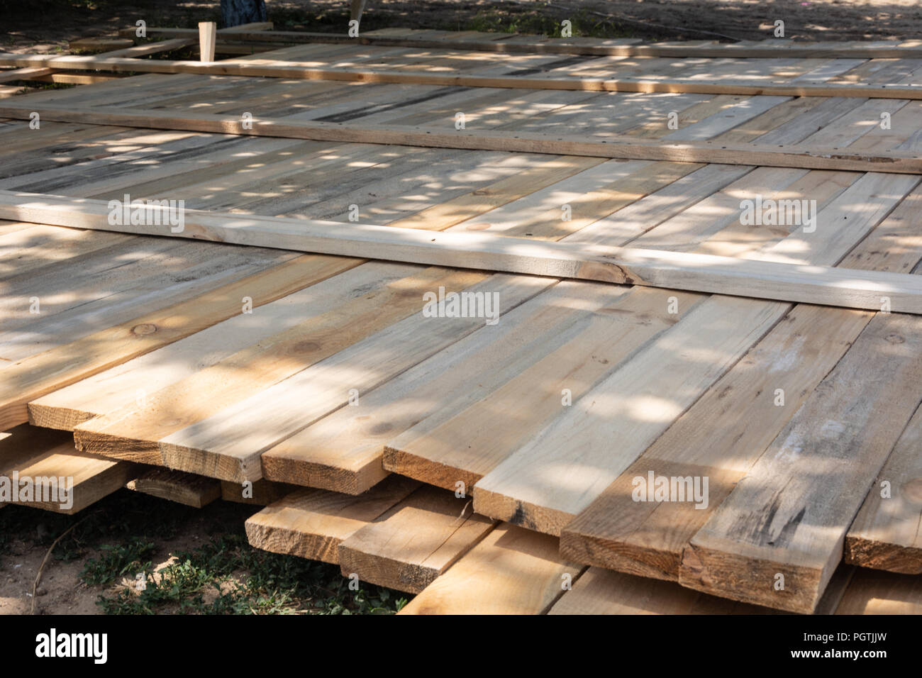 La bande de béton coffrage en bois fondations d'une maison-type de trame Banque D'Images