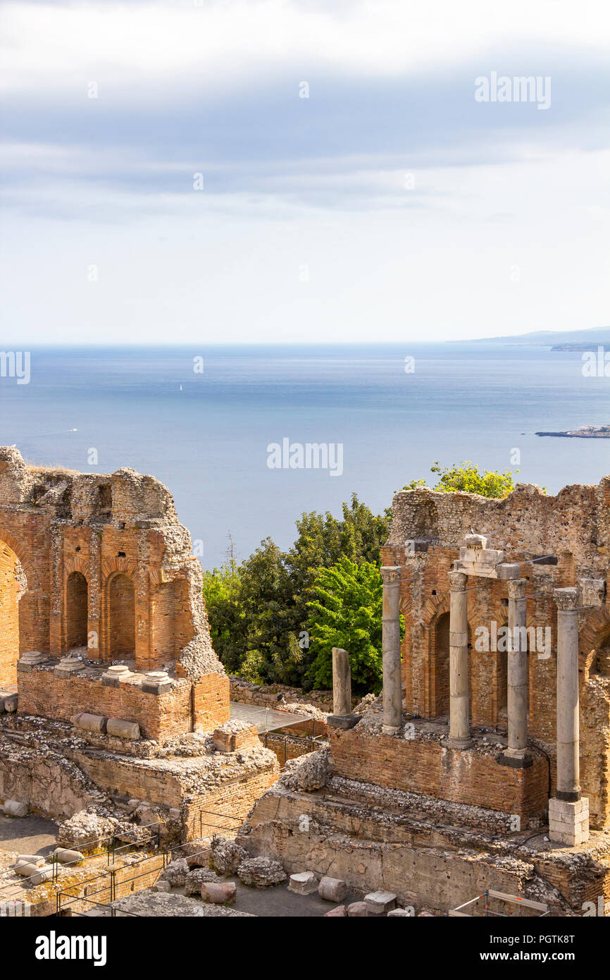 Ruines de l'antique Théâtre Grec (Teatro Greco) et mer Méditerranée, Taormina, Sicile, Italie Banque D'Images