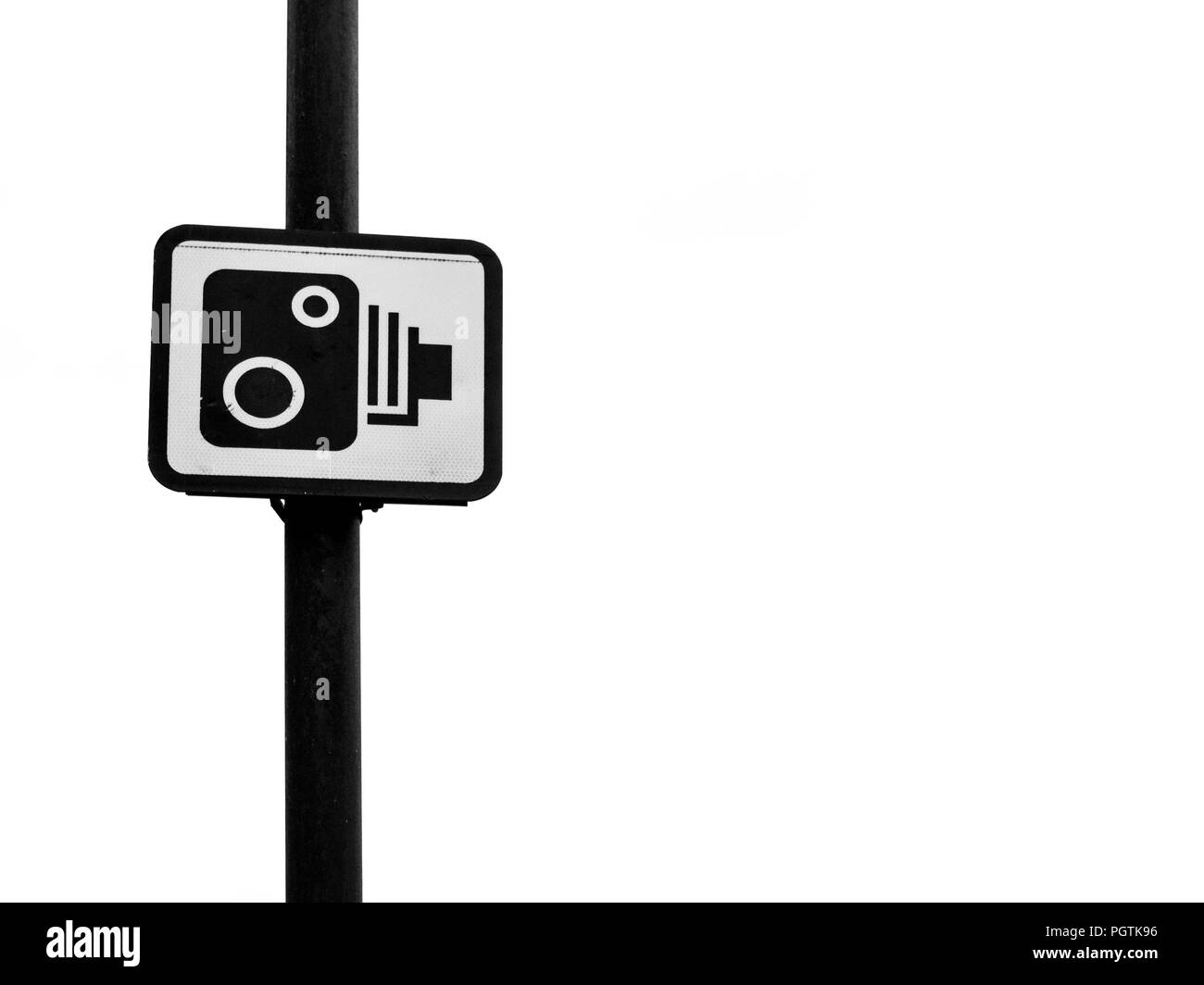 Vue d'un panneau d'avertissement de radars sur un plan de la ville Banque D'Images Vue d'un panneau d'avertissement de radars sur un plan de la ville Banque D'Images